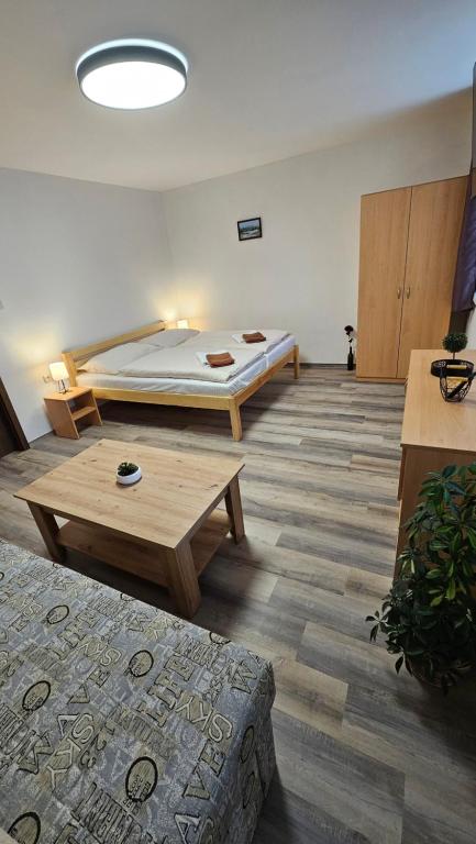 Postel nebo postele na pokoji v ubytování Apartmány U Provazníka