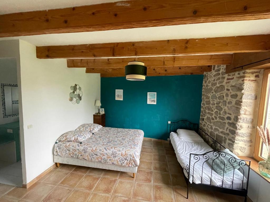 1 dormitorio con 1 cama y 1 sofá en una habitación en chambre St Malo Cancale, en Saint-Méloir-des-Ondes