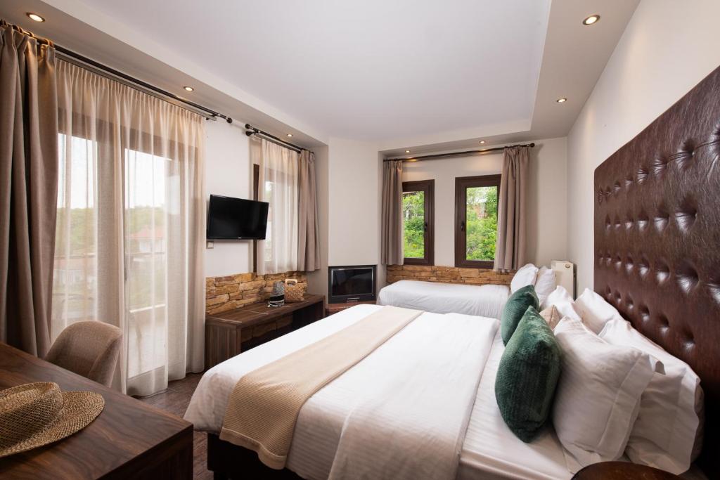 Llit o llits en una habitació de Hotel Naiades