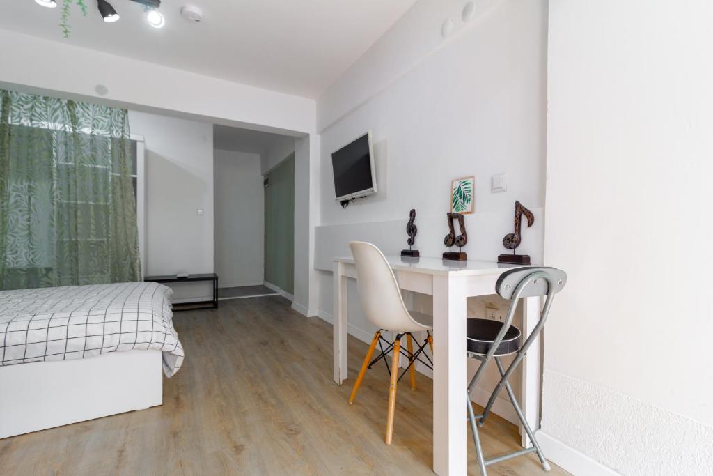 Postel nebo postele na pokoji v ubytování Alex Suites Lara