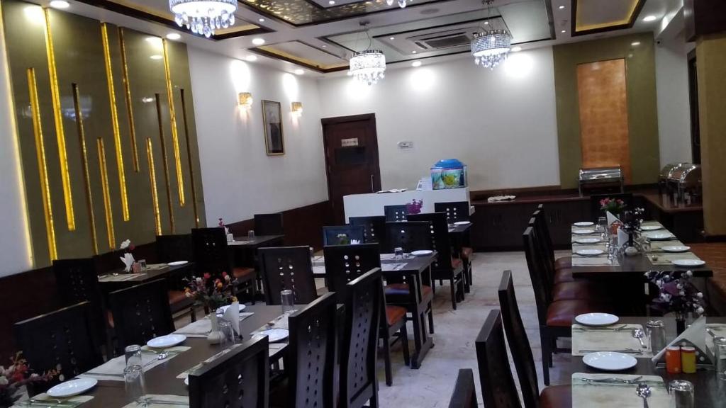 Restaurace v ubytování Hotel Taj Heights