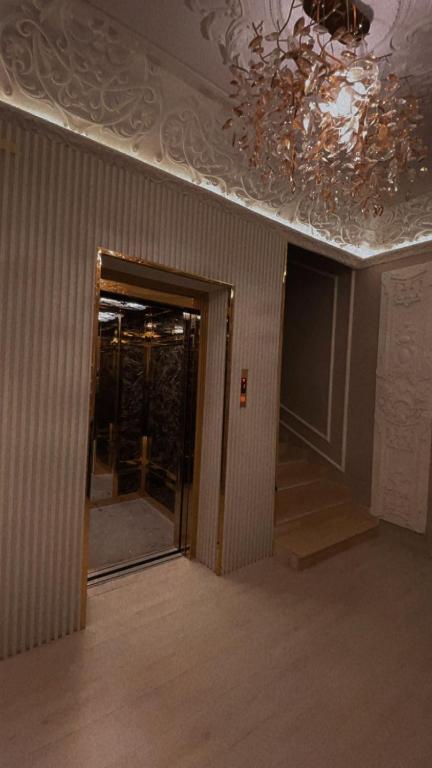 een lege kamer met een spiegel en een plafond bij فندق منيف بن طالب in Khamis Mushayt