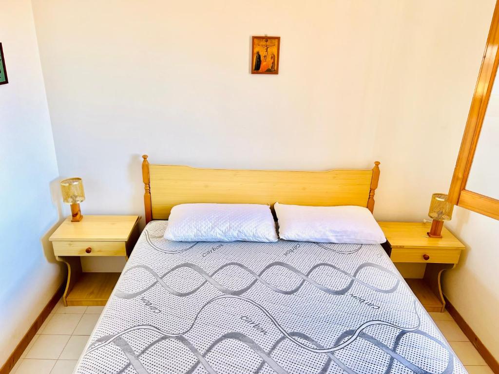 uma cama num quarto com duas mesas de cabeceira e uma cama sidx sidx em Al centro di tutto em Campomarino