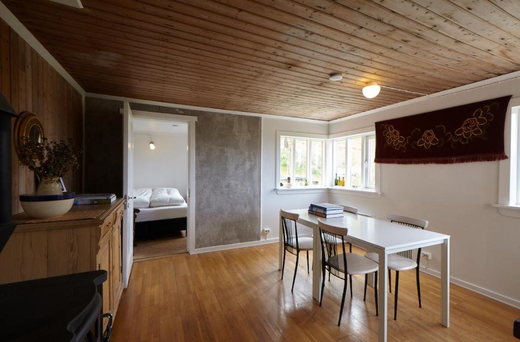 Rúm í herbergi á Guesthouse Nýp