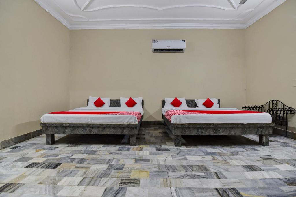 En eller flere senge i et værelse på OYO Hotel Real Residency