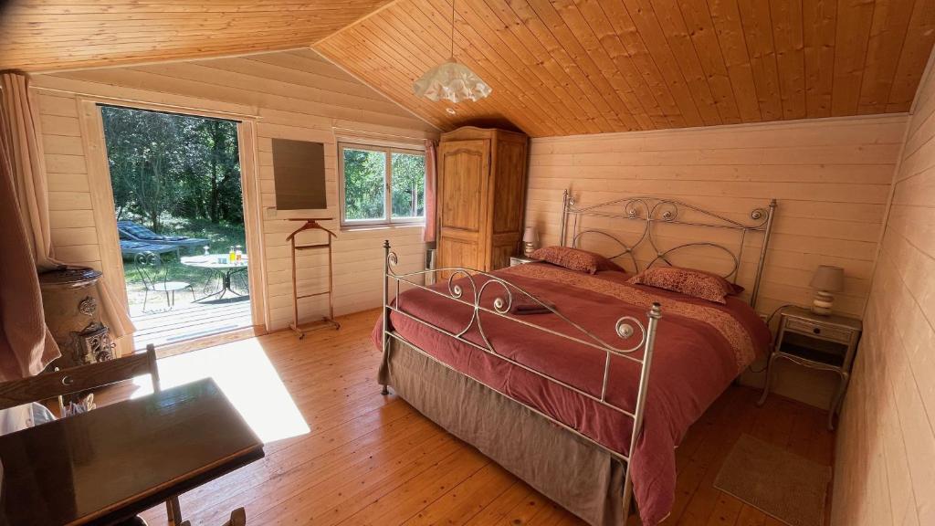 Postel nebo postele na pokoji v ubytování Chalet avec piscine privée dans la forêt