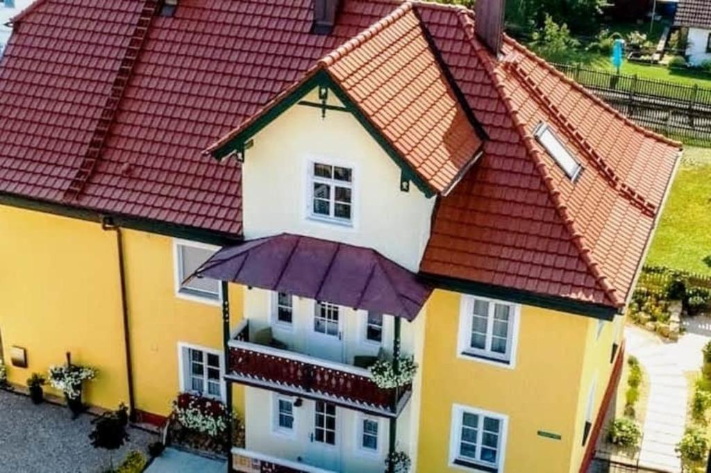 an overhead view of a house with an umbrella at Ferienwohnung Oase in Peißenberg