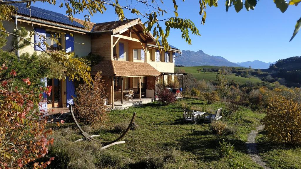 a house with a view of the mountains at Noyers du Soleil, Chambre d'hôte avec petit déjeuner à proximité de Gap in La Bâtie-Vieille