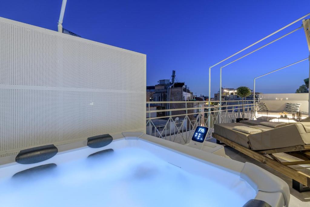 bañera de hidromasaje en el balcón de un edificio en Central Sunny Loft with Plunge Pool en Athens