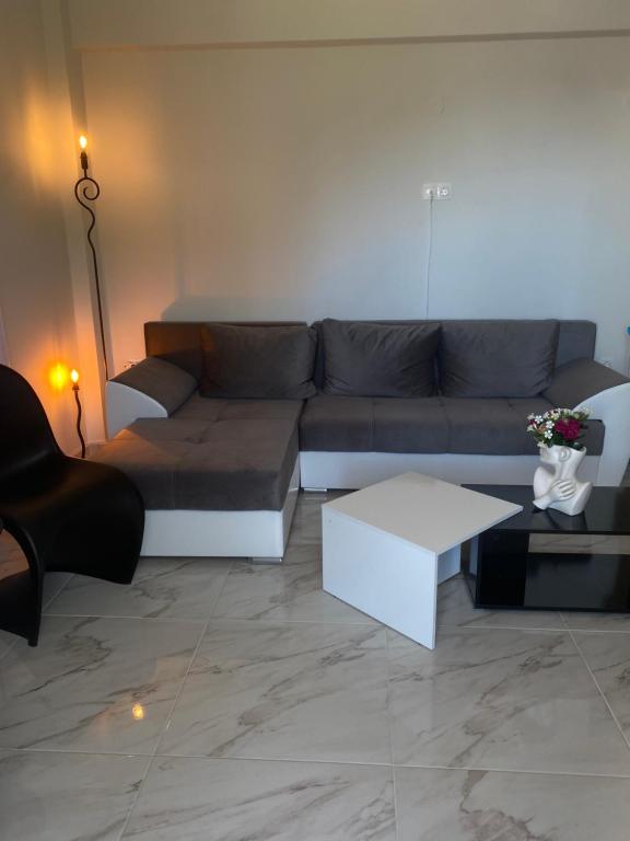 sala de estar con sofá y mesa en DiaMar, en Kallithea Halkidikis