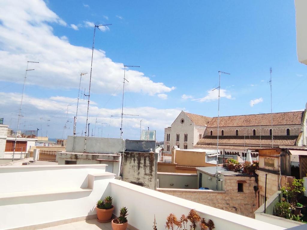 uma vista do telhado de um edifício em Palazzo in Corte - Nel cuore di Bari em Bari