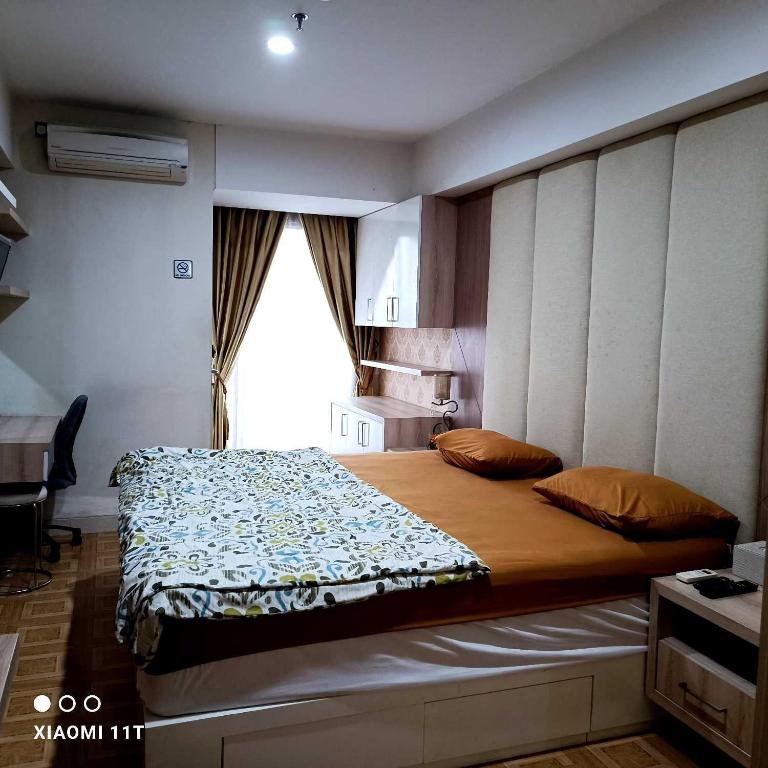 1 dormitorio con 1 cama grande en una habitación en Apartment Louise kienne, en Semarang