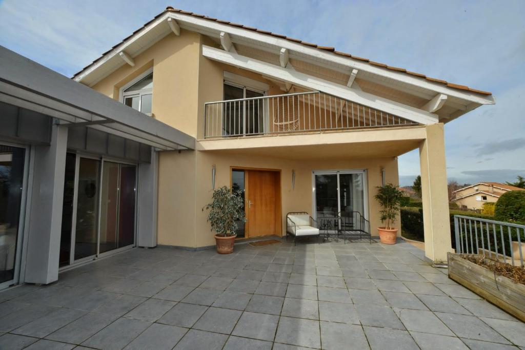 ein Haus mit einem Balkon und einer Terrasse in der Unterkunft Chambre Serenity in Brignais