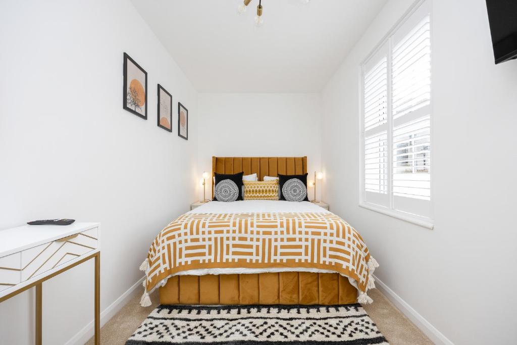 een slaapkamer met een bed en een raam bij Stunning modern space in Hove & free parking in Brighton & Hove