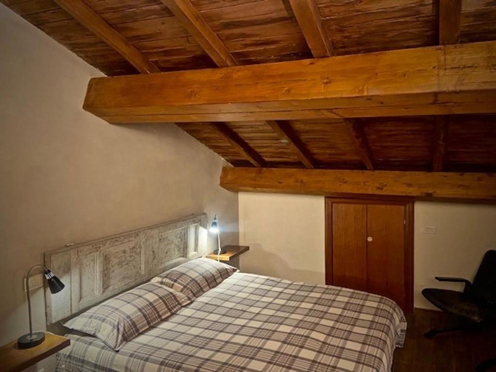 ein Schlafzimmer mit einem Bett und einer Holzdecke in der Unterkunft Il Viaggiatore Appartamento in Anagni