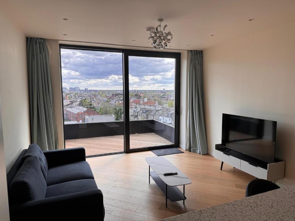 ロンドンにあるLuxury 2 Beds Apartment in White cityのリビングルーム(ソファ、大きな窓付)