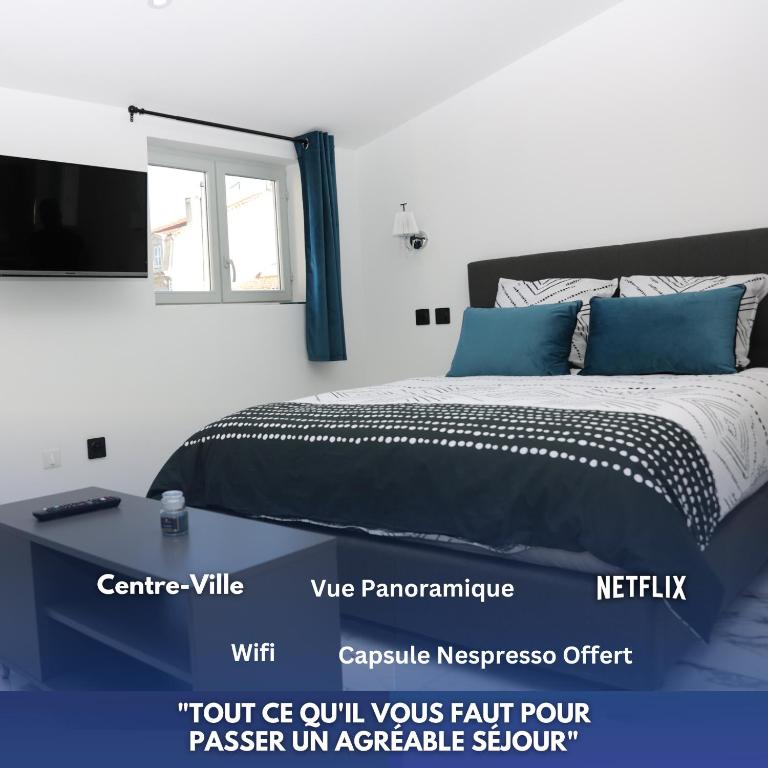 - une chambre avec un lit et une télévision dans l'établissement Bleu Ciel Notre Dame De la Garde-Gare de St Charles Marseille, à Marseille