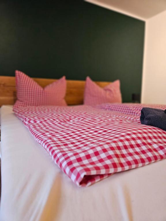 Tempat tidur dalam kamar di Übernachten im Café Restaurant Vedder