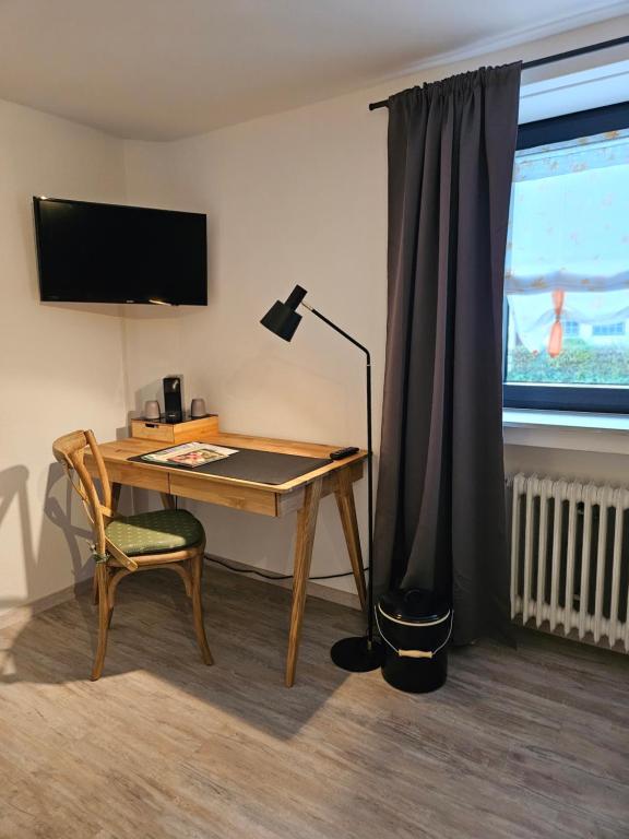 TV a/nebo společenská místnost v ubytování Übernachten im Café Restaurant Vedder
