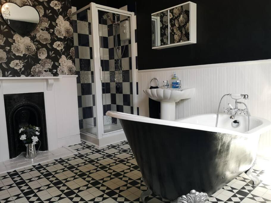 uma casa de banho com uma banheira e um lavatório em HARBOUR VIBES em Weymouth