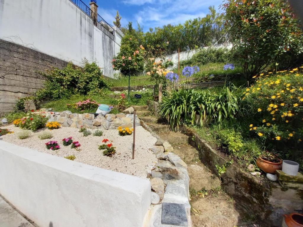 un jardin avec des fleurs et des plantes sur un mur dans l'établissement La maison du jardin, à Saint-Jean-de-Luz
