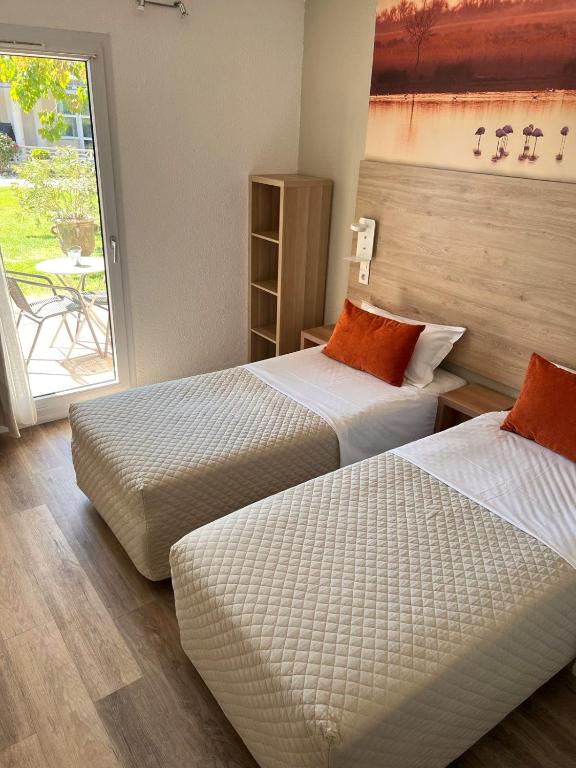 Postel nebo postele na pokoji v ubytování Hôtel le Mas des Ponts d'Arles