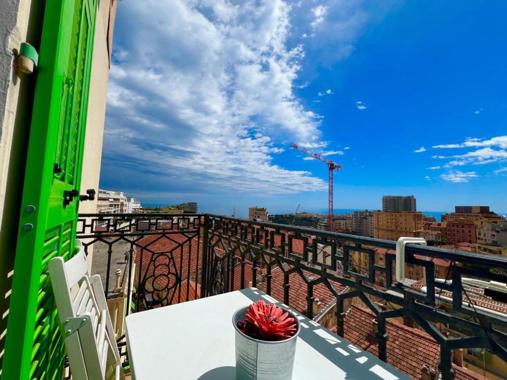 einen Balkon mit einem Tisch und Stadtblick in der Unterkunft T2 Splendid View Near Monaco in Beausoleil