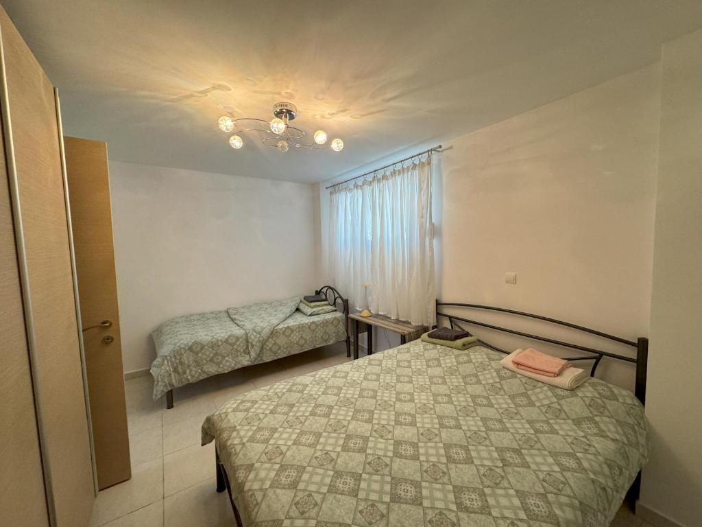Postel nebo postele na pokoji v ubytování Antoaneta's apartment