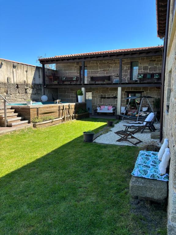 un patio con una casa con un patio y un columpio en Aturuxo VUT OR 994, en Trasmiras