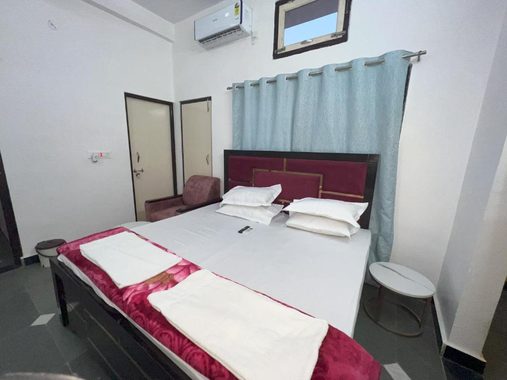 AyodhyaにあるRamdut Palaceのベッドルーム(大きな白いベッド1台、椅子付)