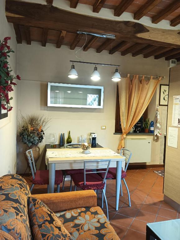 カパンノリにあるCasa Vacanze Rustico Di Corteのキッチン、リビングルーム(テーブル、椅子付)