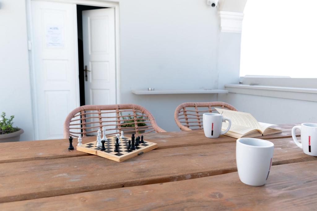Set per la preparazione di tè e caffè presso Central Hostel Oia