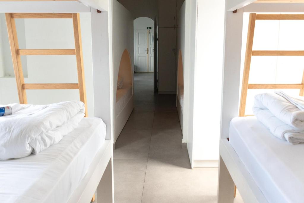 Letto o letti in una camera di Central Hostel Oia