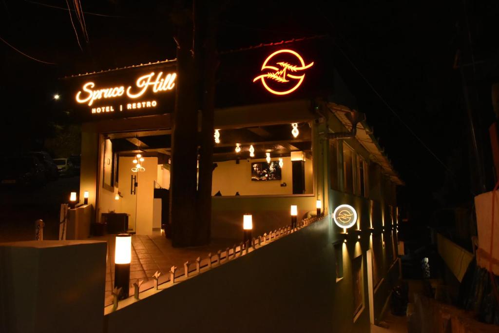 um sinal para um restaurante de sushi à noite em Spruce Hill Hotel & Restro em Nainital