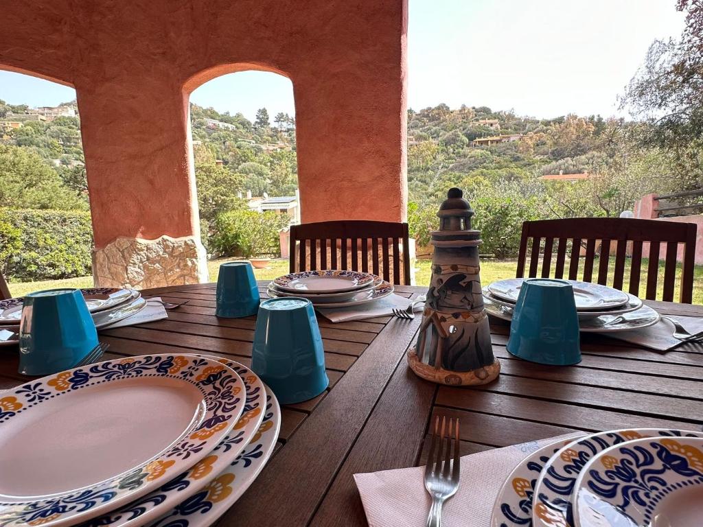 une table en bois surmontée d'assiettes et d'un jeu d'échecs dans l'établissement Villa Caposchiera Indipendente, à Torre delle Stelle