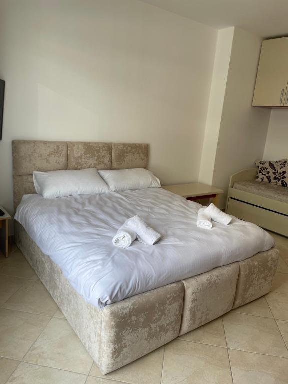 uma cama com duas toalhas num quarto em Sunrise Apartment em Pogradec