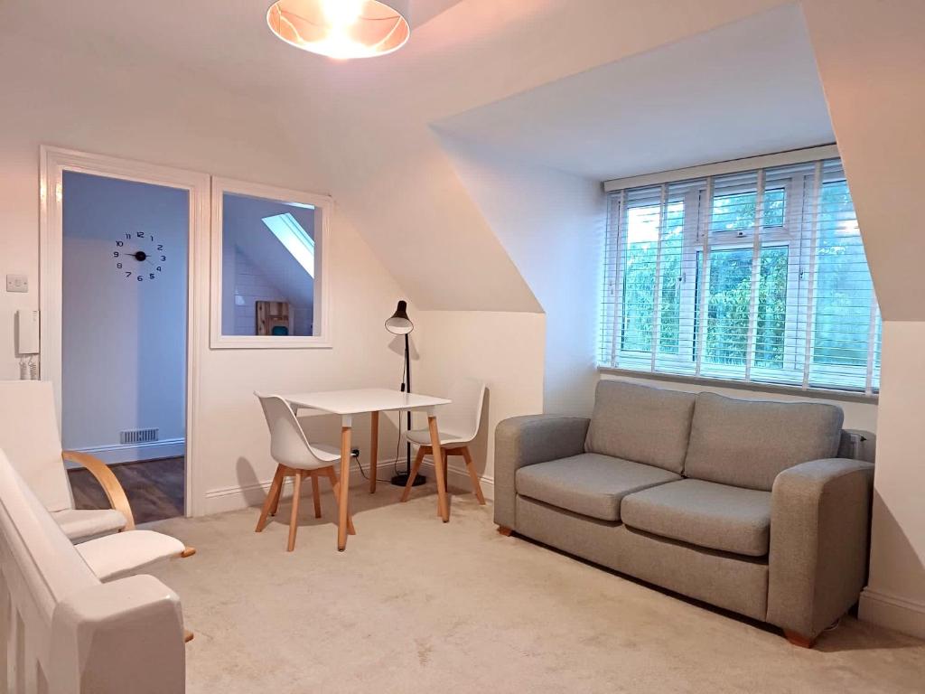 uma sala de estar com um sofá e uma mesa em Modern maisonette in Hove free parking dog friendly em Brighton & Hove