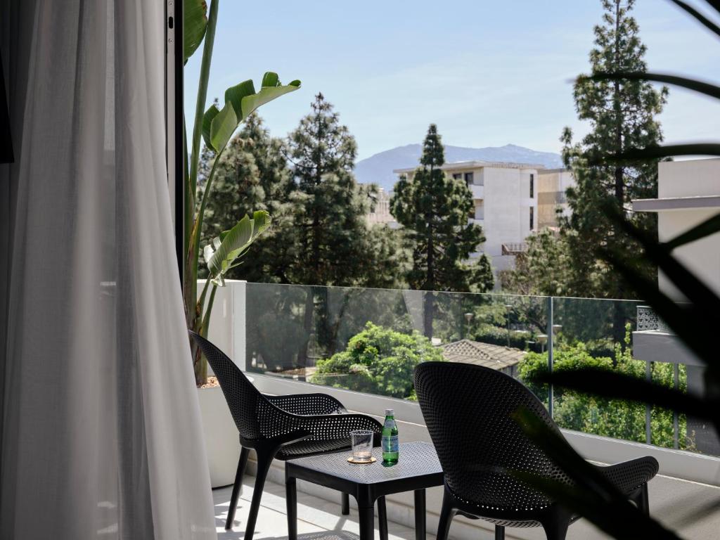 Bond Smart Living Suites - 12