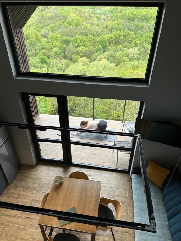 um quarto com uma mesa e uma grande janela em Barnhouse "Family Estate" em Kamianets-Podilskyi