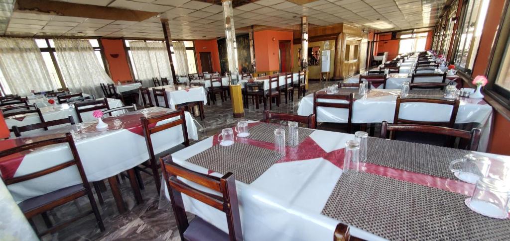 Un restaurante o sitio para comer en Adriatica Hotel Marsa Matrouh