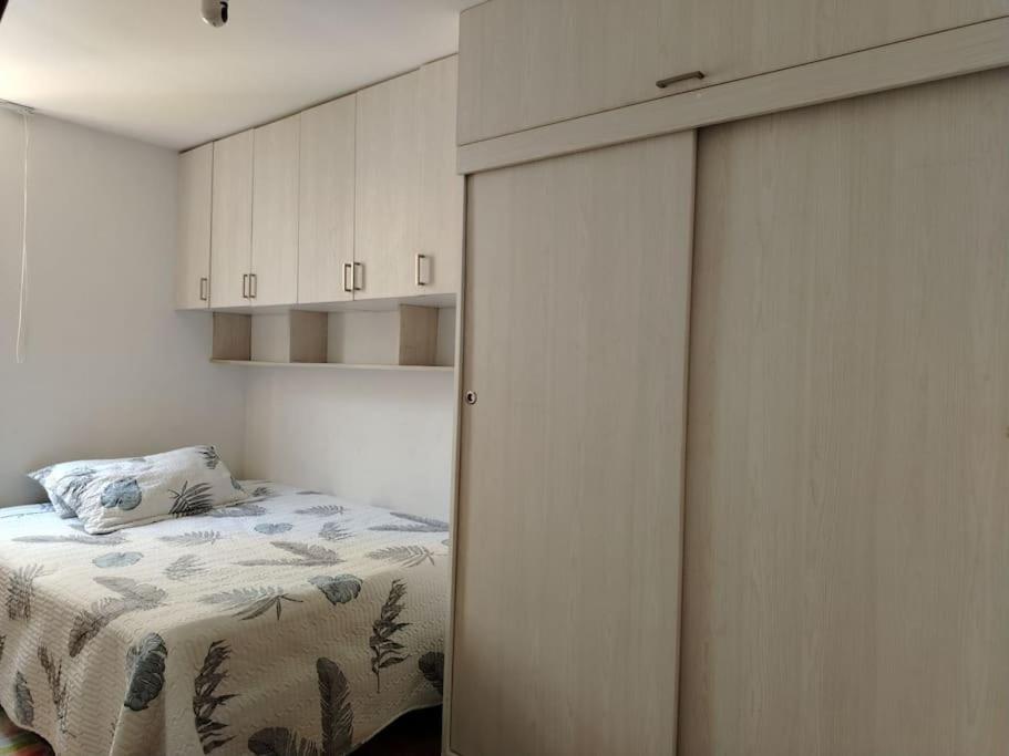 Renta de una habitación para 2 personas في ليما: غرفة نوم بسرير ودواليب بيضاء