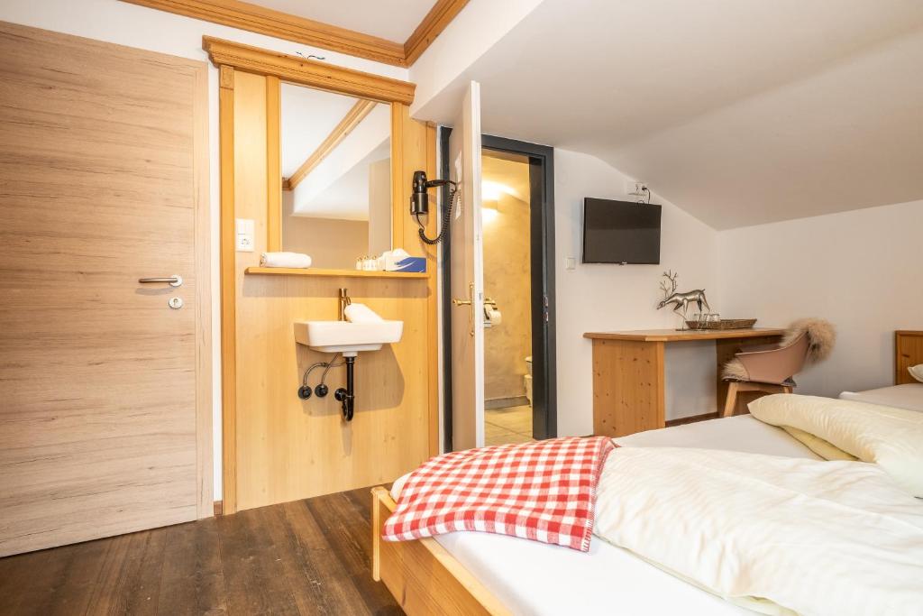 Postel nebo postele na pokoji v ubytování Mara's Little Boutique Sleepover - Budget Holiday Home