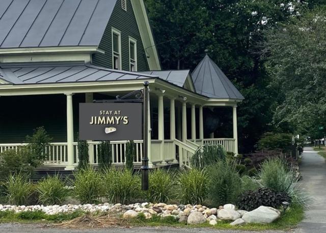 un edificio con una señal delante de él en Stay At Jimmy's, en Woodstock