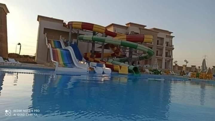 eine Wasserrutsche in einem Pool in einem Resort in der Unterkunft Lasirena mini egypt in Ain Suchna