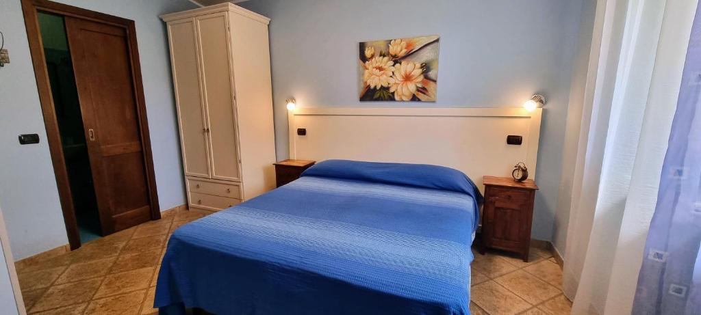 Un pequeño dormitorio con una cama azul en una habitación en B&B Masseria Caporelli, en San Costantino Calabro