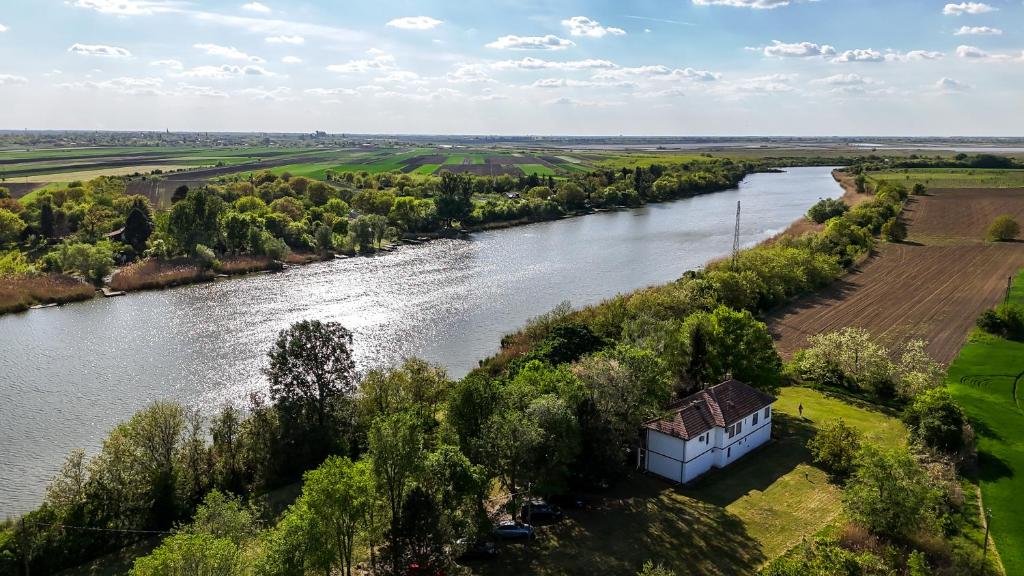 una vista aérea de un río con una casa en Banat Terra Biserno Ostrvo en Novi Bečej