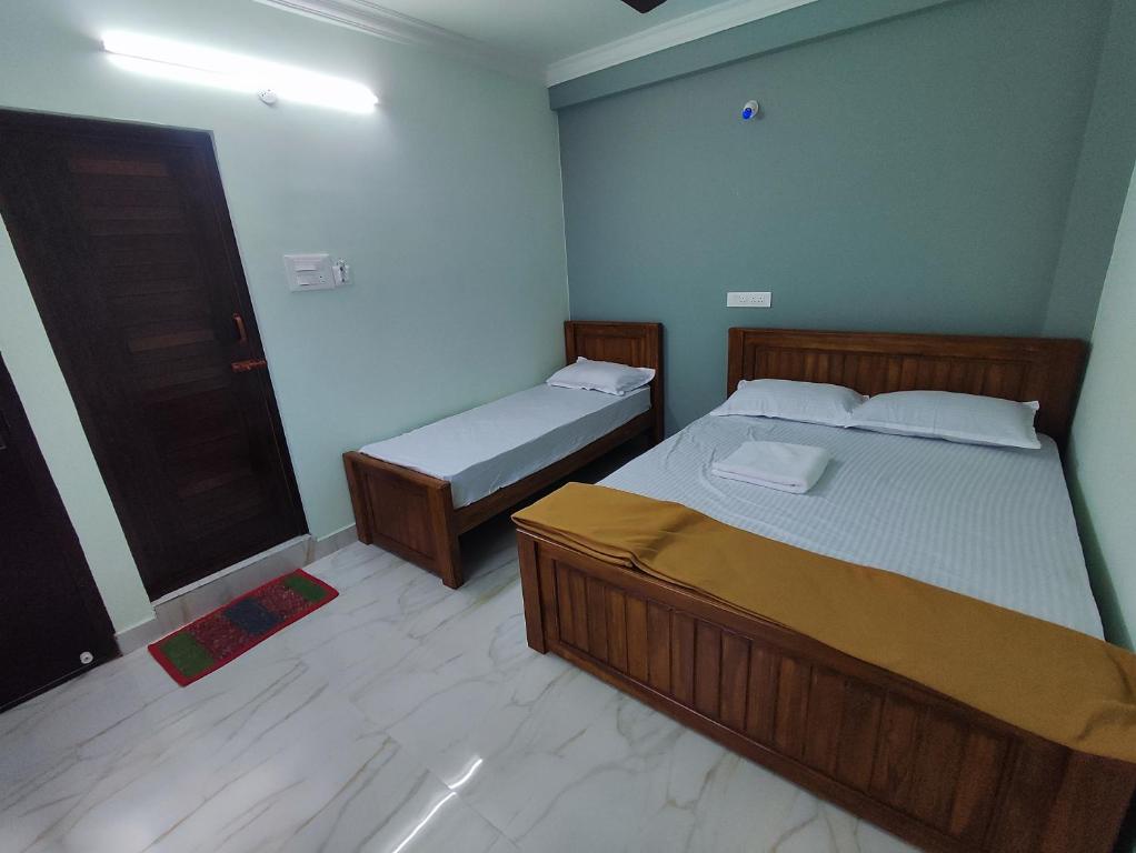 Postel nebo postele na pokoji v ubytování Sri Aksha Residency