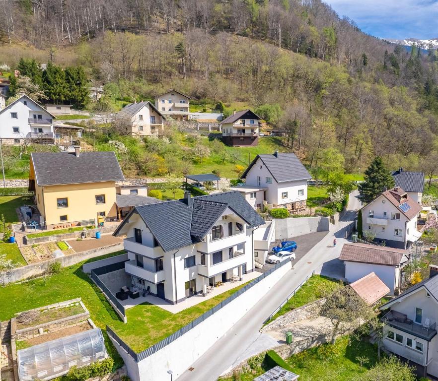 una vista aérea de un barrio residencial con casas en Apartments Luxury AD, en Jesenice
