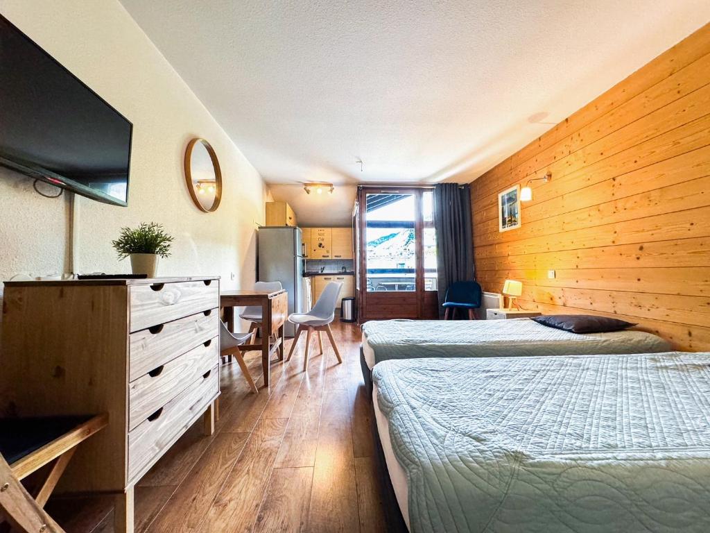 une chambre d'hôtel avec deux lits et une salle à manger dans l'établissement 4- Joli studio Brides-les-Bains avec vue montagne, à Brides-les-Bains