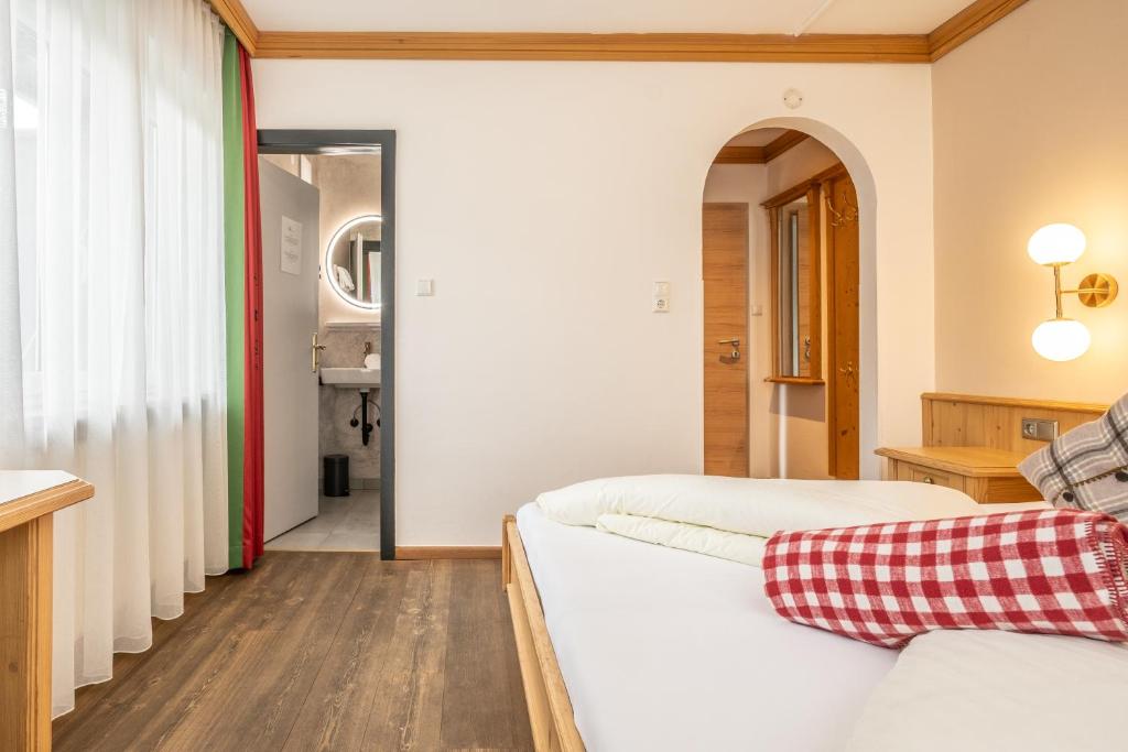 Postel nebo postele na pokoji v ubytování Mara's Little Boutique Sleepover - Budget Holiday Home